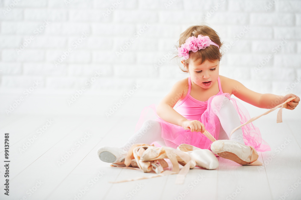 小女孩梦想穿上芭蕾舞鞋成为芭蕾舞演员