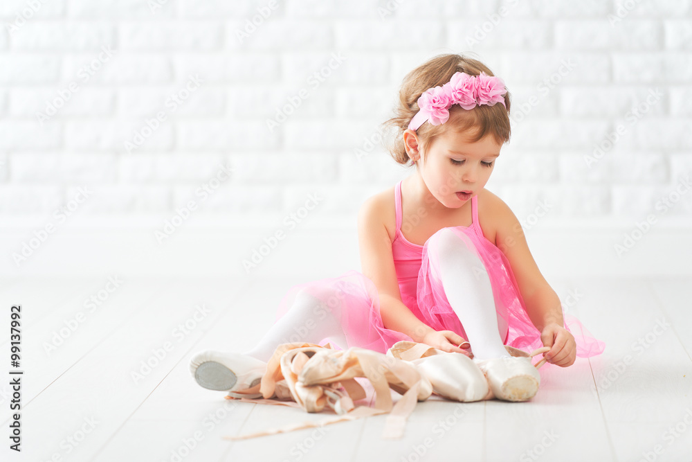 小女孩梦想穿芭蕾舞鞋成为芭蕾舞演员