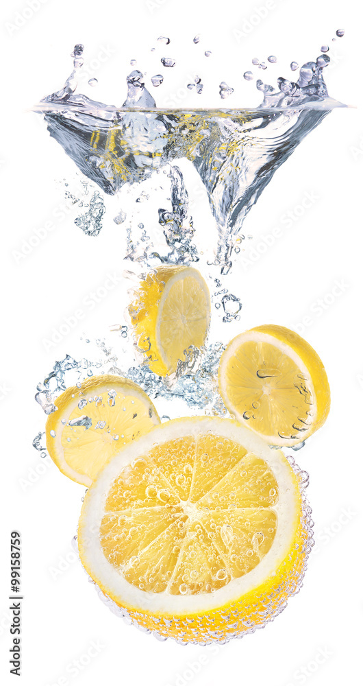 柠檬和水飞溅。健康美味的食物