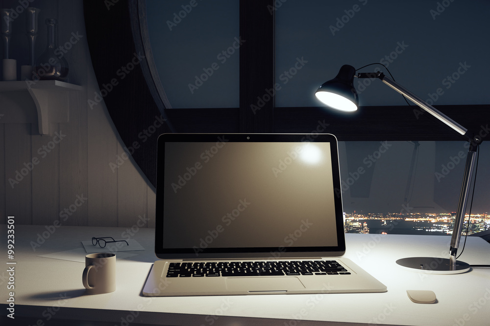 黑色空白笔记本电脑，晚上带一杯咖啡和台灯