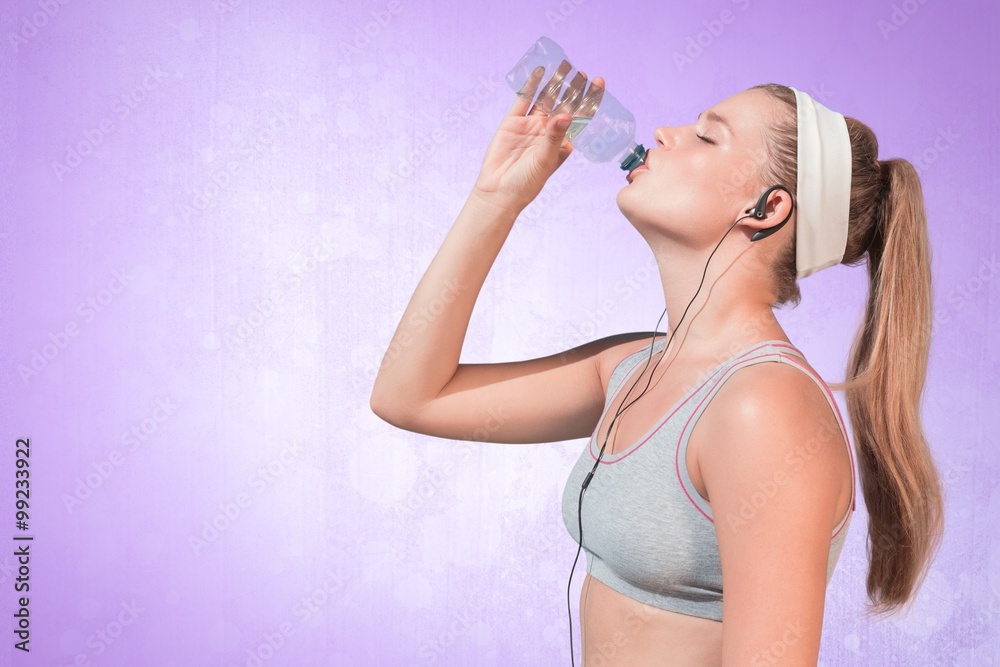 运动型金发饮用水的合成图像