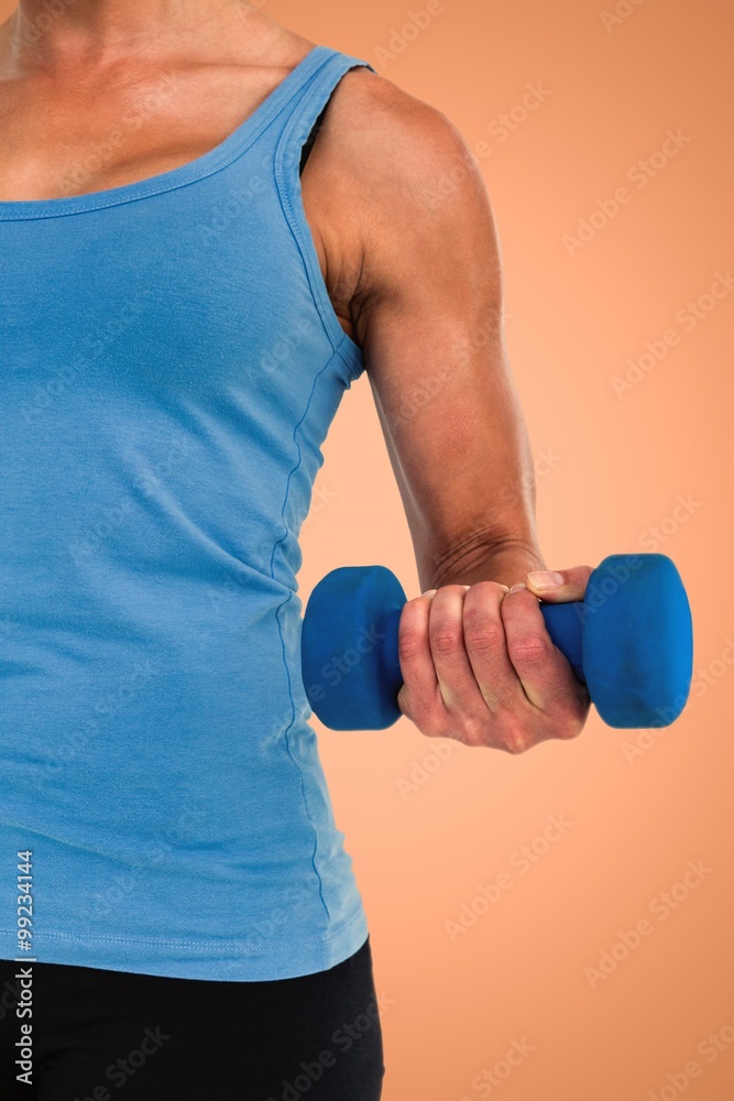 肌肉发达的女性用哑铃锻炼的合成图像