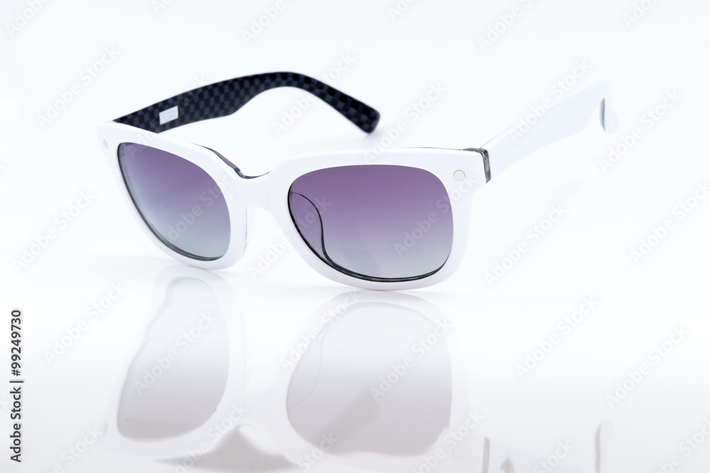 紫色太阳镜，白色相框，白色背景隔离