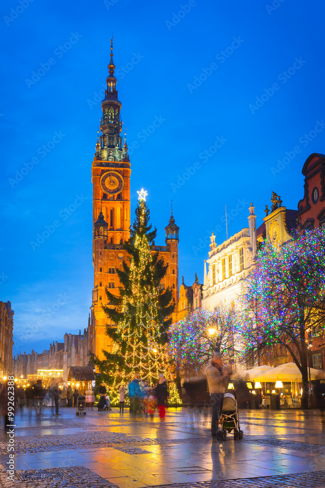 波兰格但斯克古城建筑与圣诞树