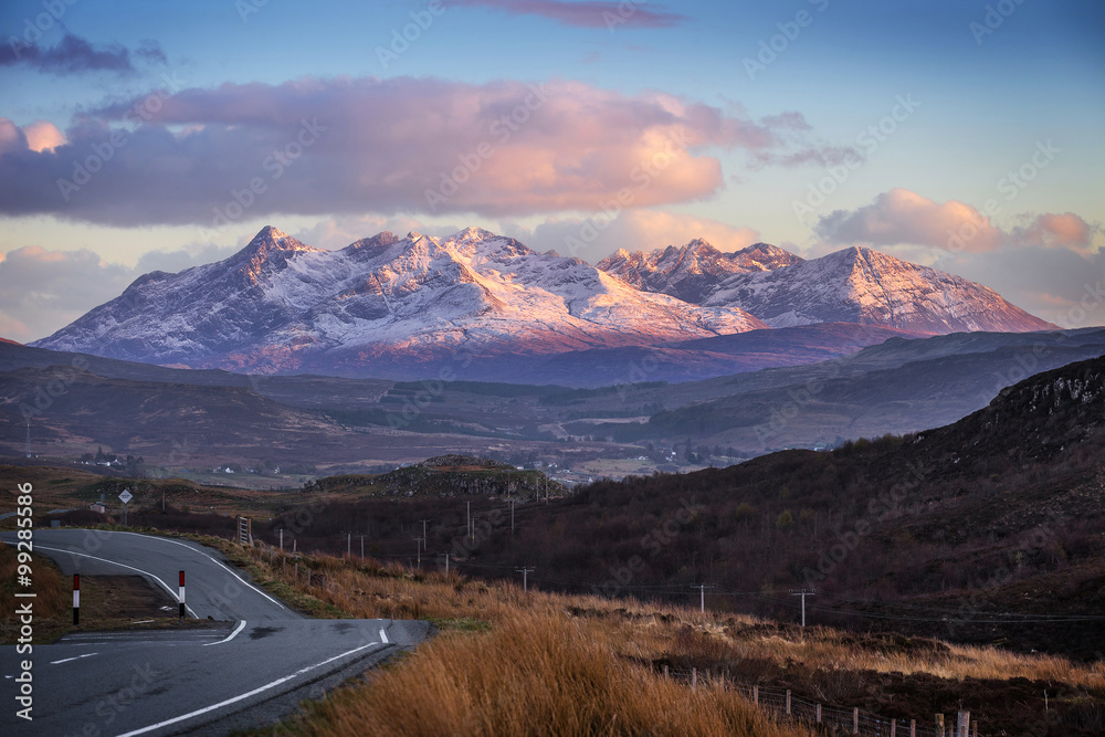 苏格兰高地。英国苏格兰斯凯岛日落时的格拉麦格山脉