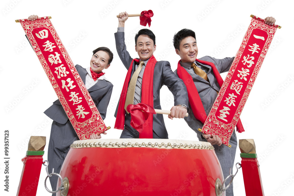 商务团队演奏中国传统红鼓并展示对联