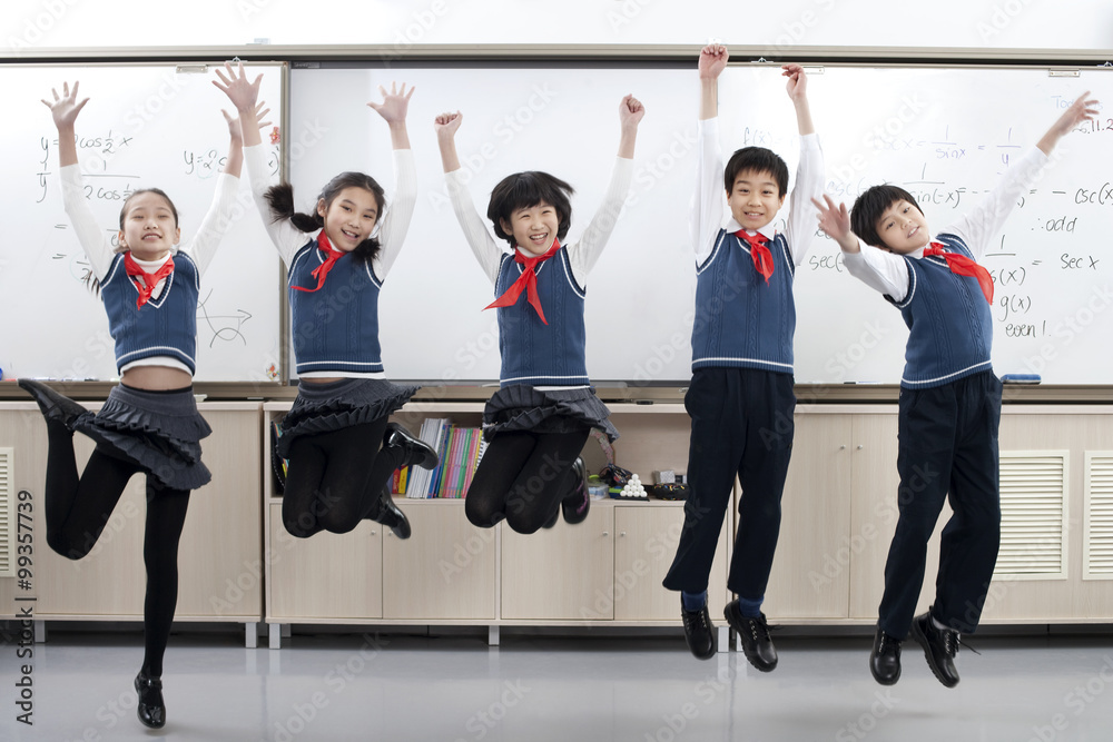 一群在空中跳跃的年轻学生