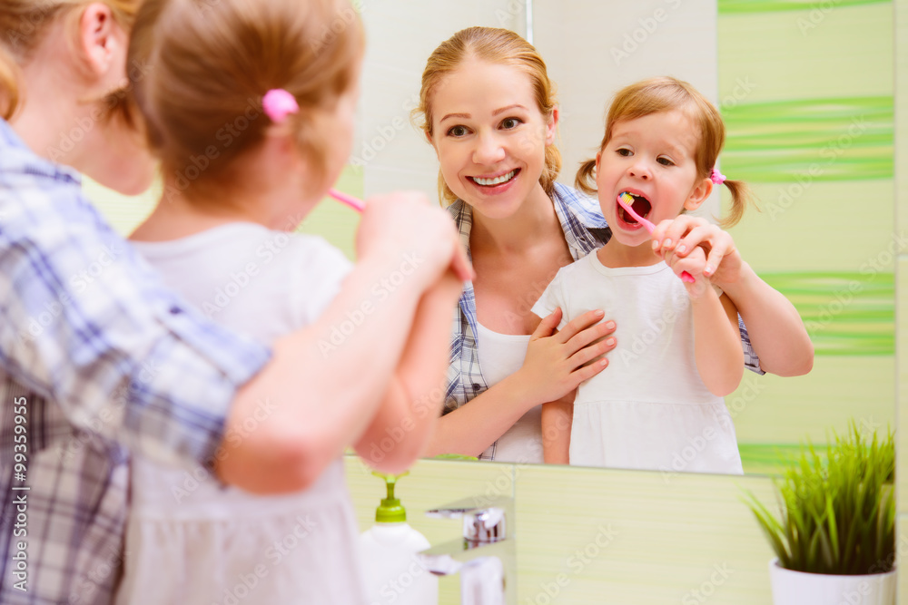幸福的家庭母亲和女儿孩子刷牙b
