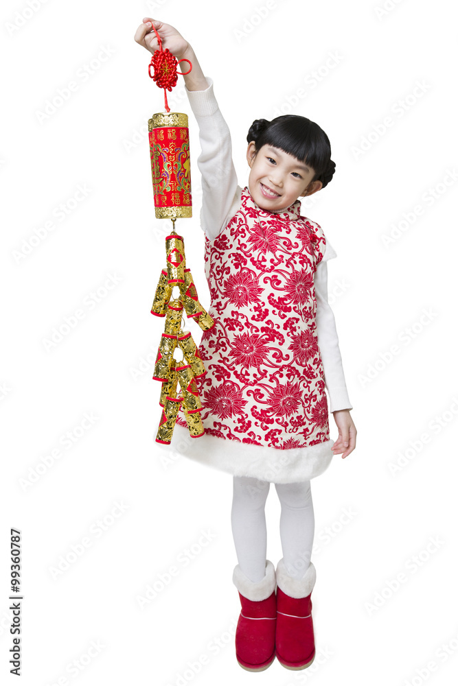 快乐女孩用花瓣庆祝中国新年