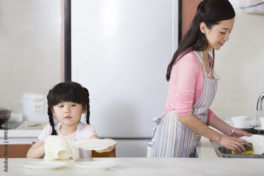 母女洗碗