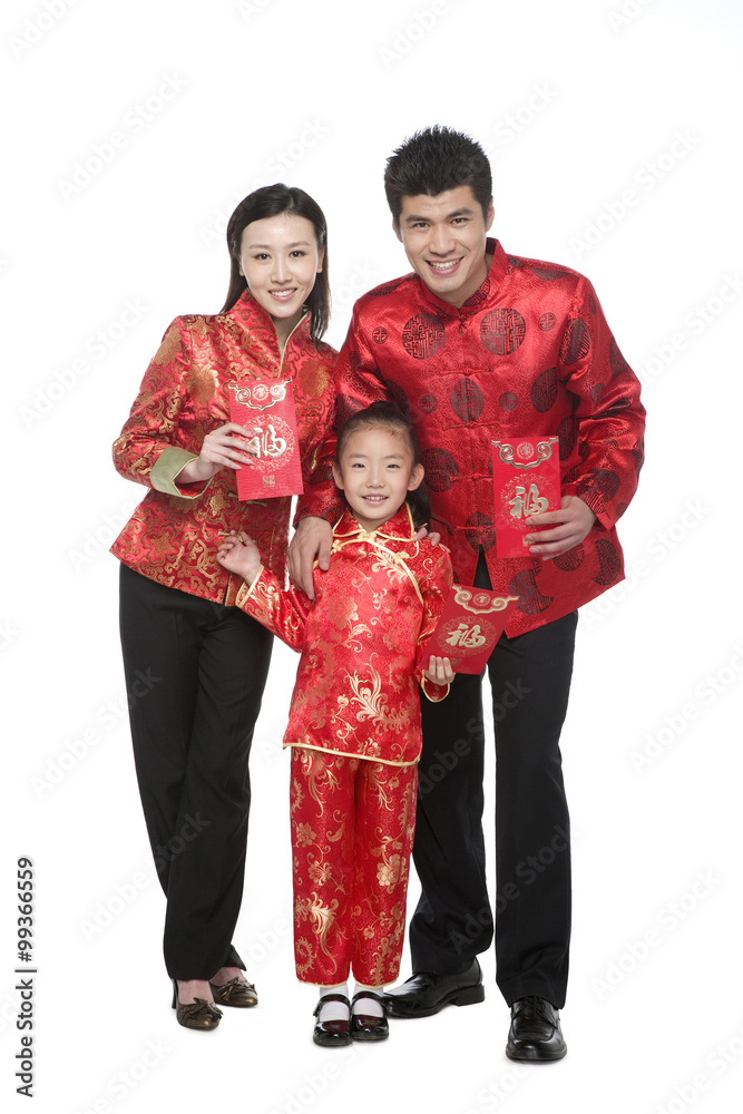 穿着中国传统服装的三口之家拿着红包