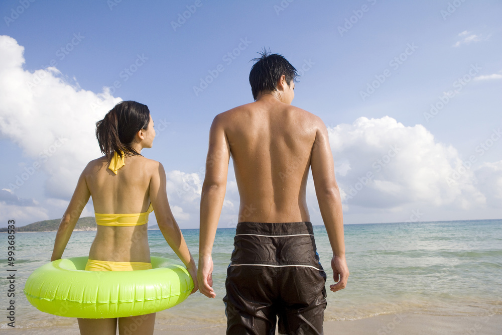 海滩上的年轻情侣