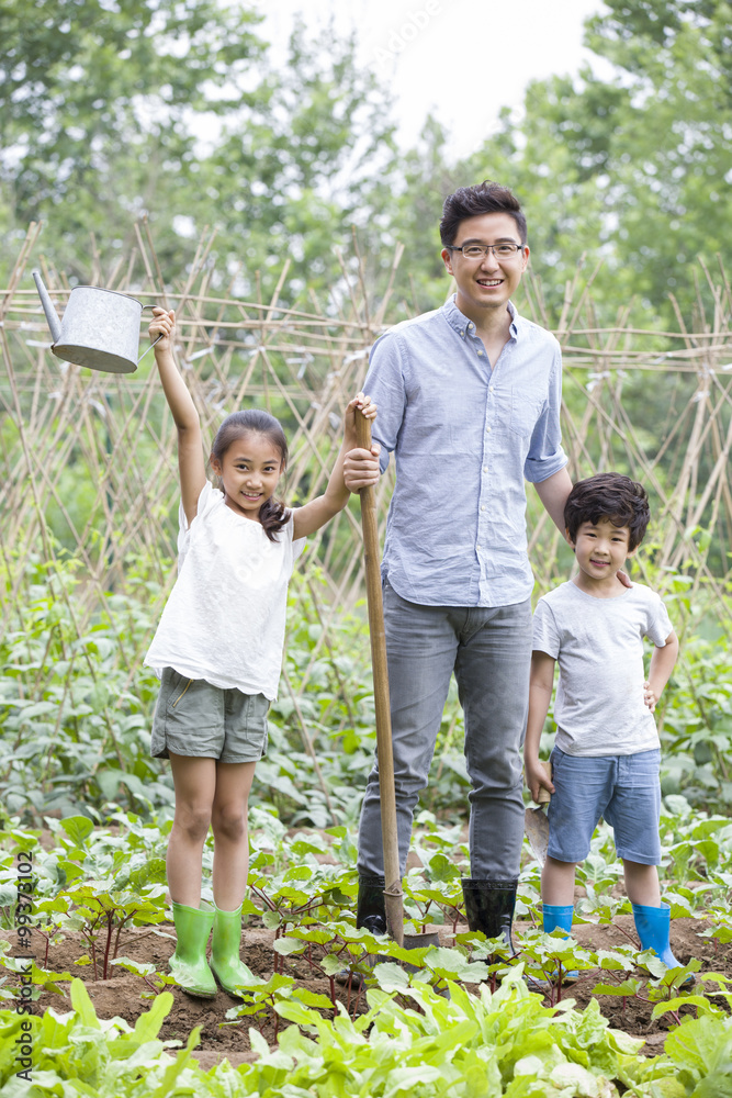 年轻的父亲和孩子一起园艺