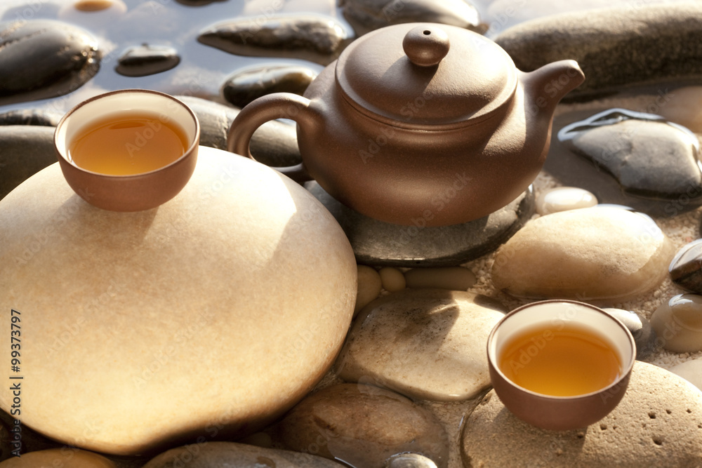 茶具和鹅卵石