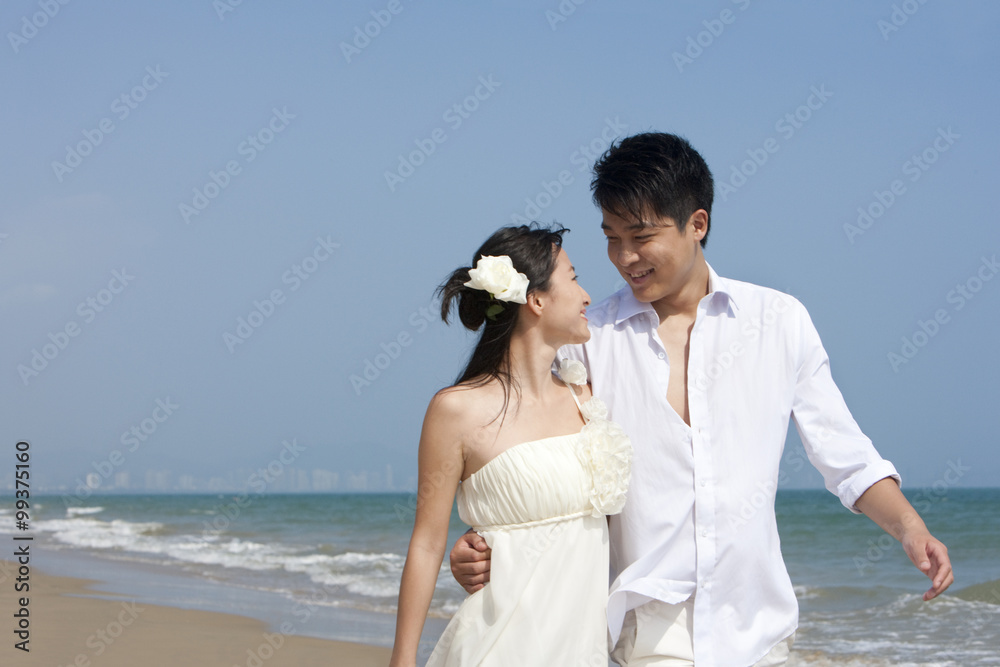 海滩上的新婚快乐