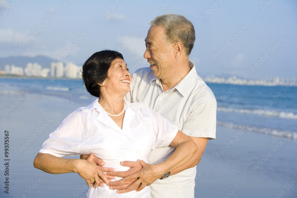 海滩上的老年夫妇肖像