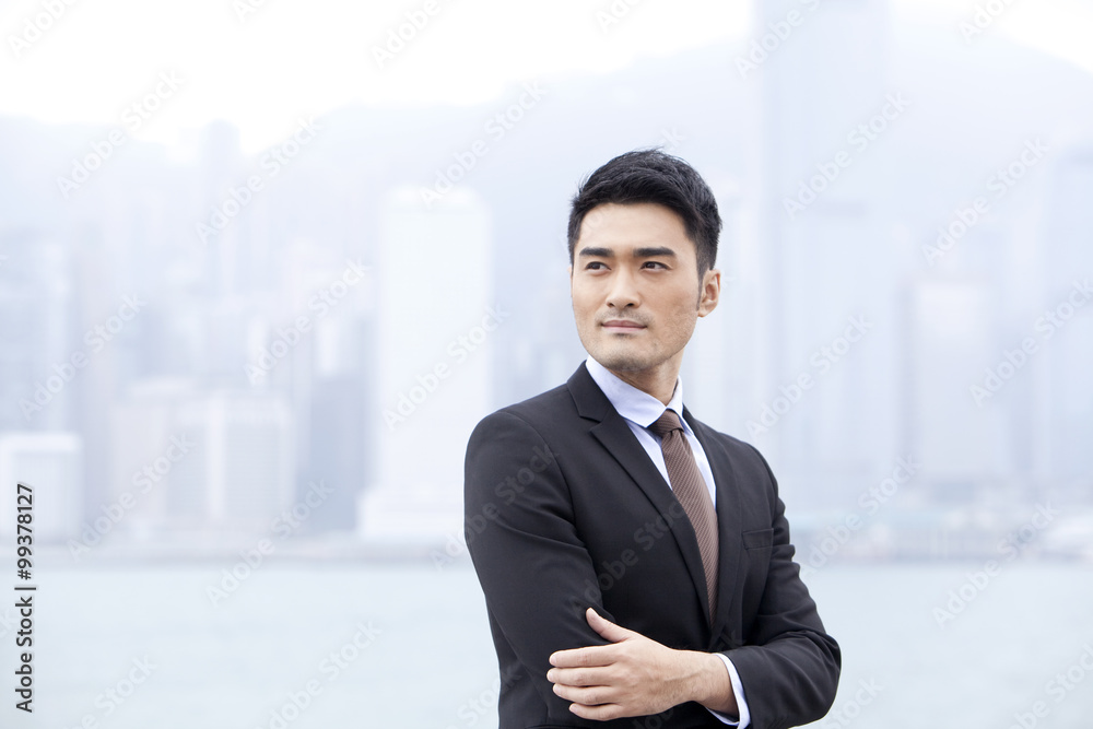香港专业商人双臂交叉