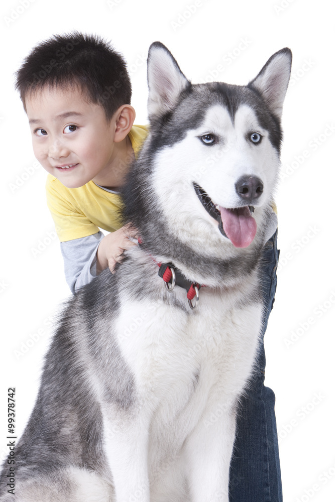 可爱的小男孩和哈士奇狗玩耍