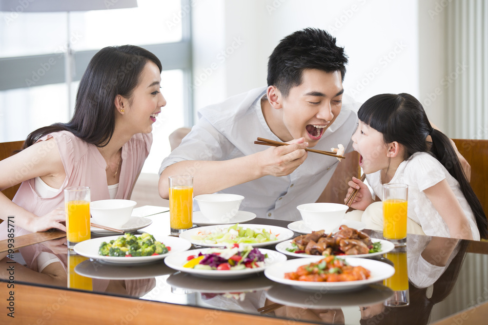 幸福的一家人吃午饭
