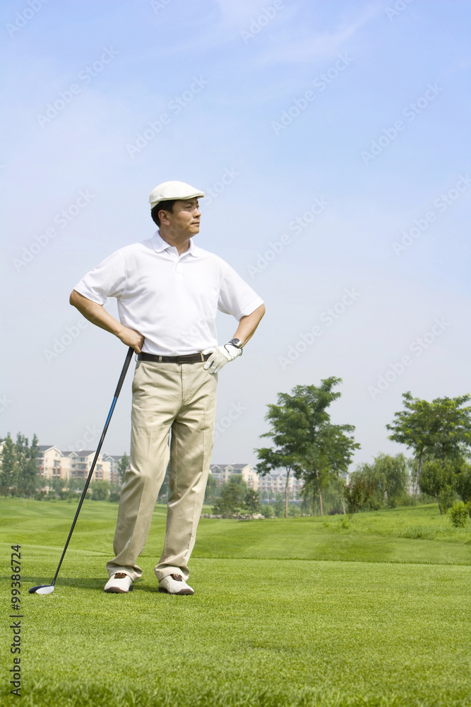 球场上一位男性高尔夫球手的肖像
