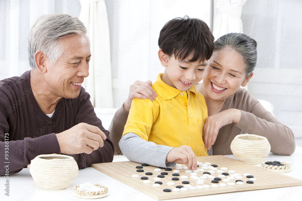 爷爷奶奶和孙子玩中国围棋