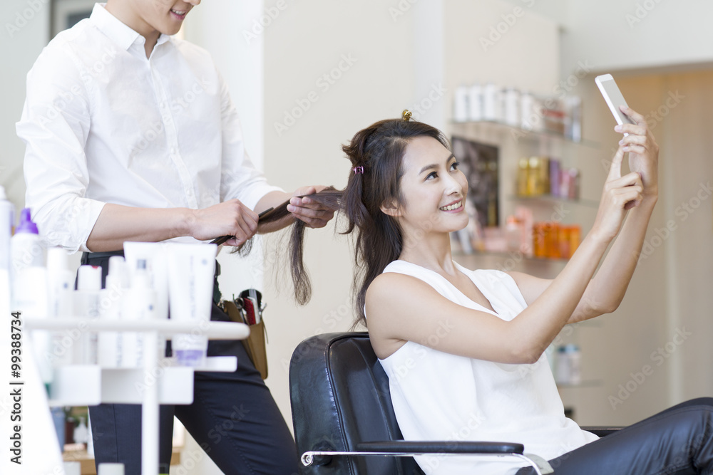 女顾客在理发店自拍
