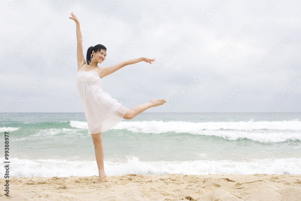 一个女人在海滩上跳舞