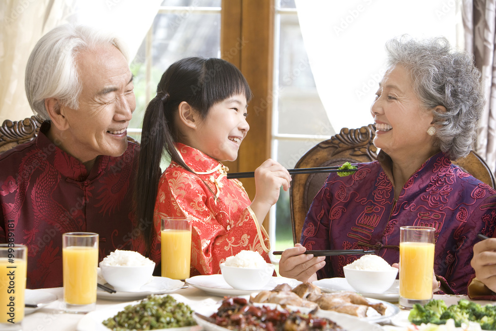 一家人吃中国年夜饭
