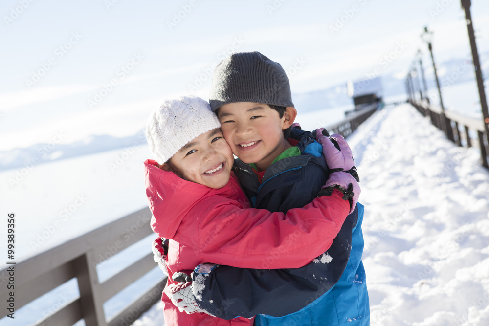 男孩和女孩在冬天拥抱