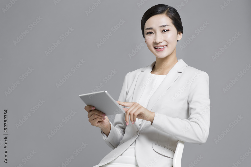 快乐的年轻女商人使用数字平板电脑