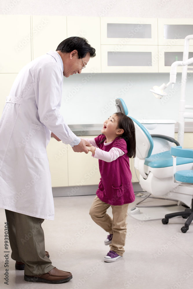 牙医与小病人握手