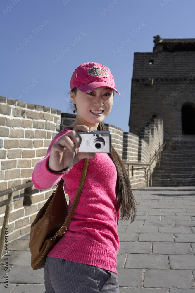 拍摄中国长城照片的年轻女性