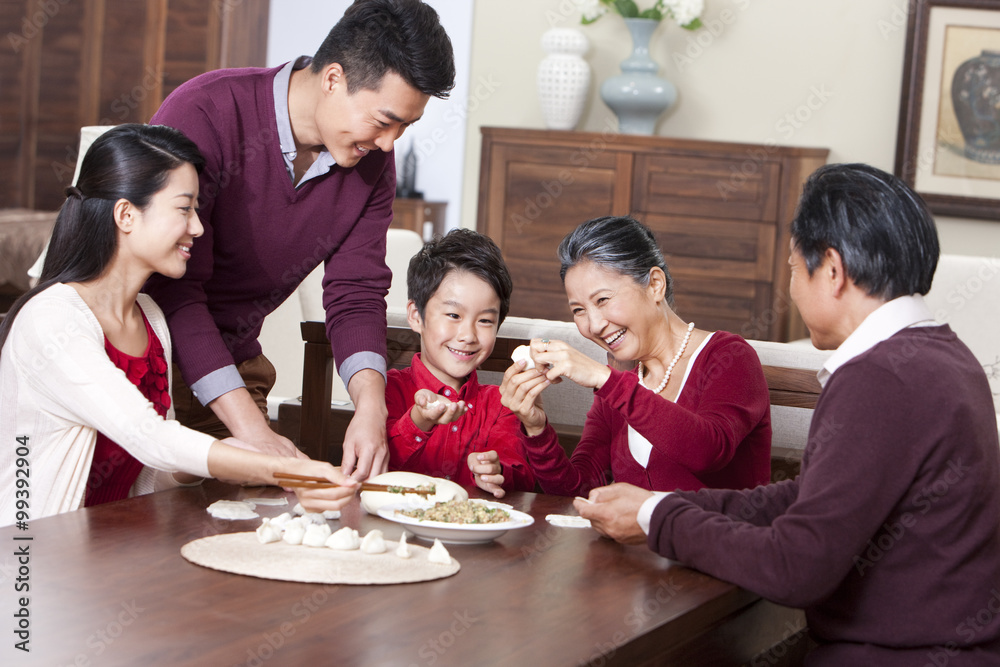 欢乐的家人在春节期间包中国饺子