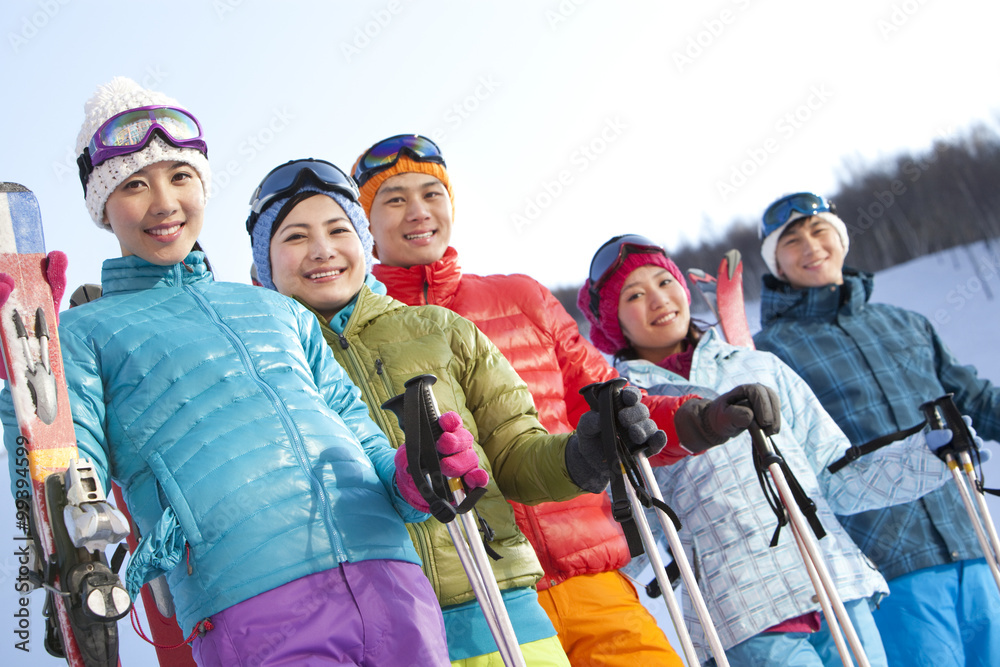 年轻人去滑雪