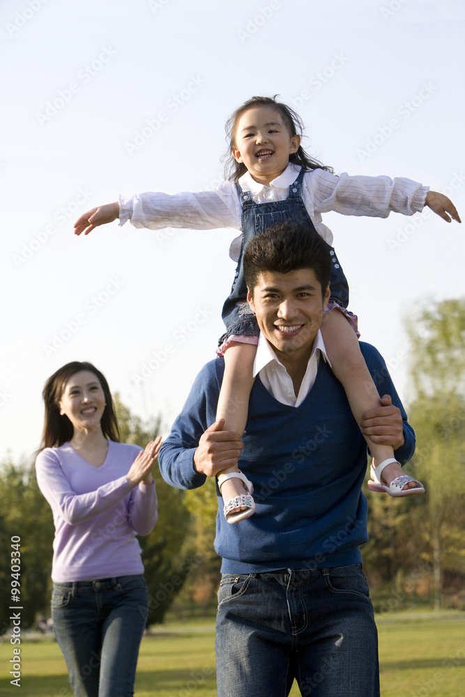 公园里玩耍的年轻家庭