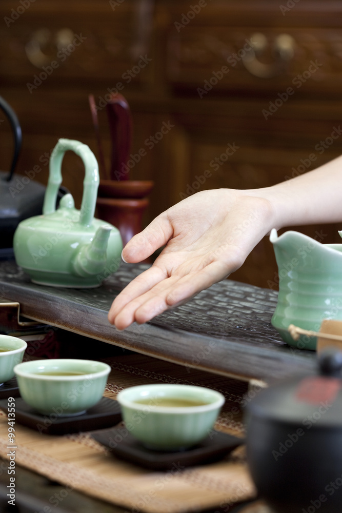年轻女子表演中国茶道