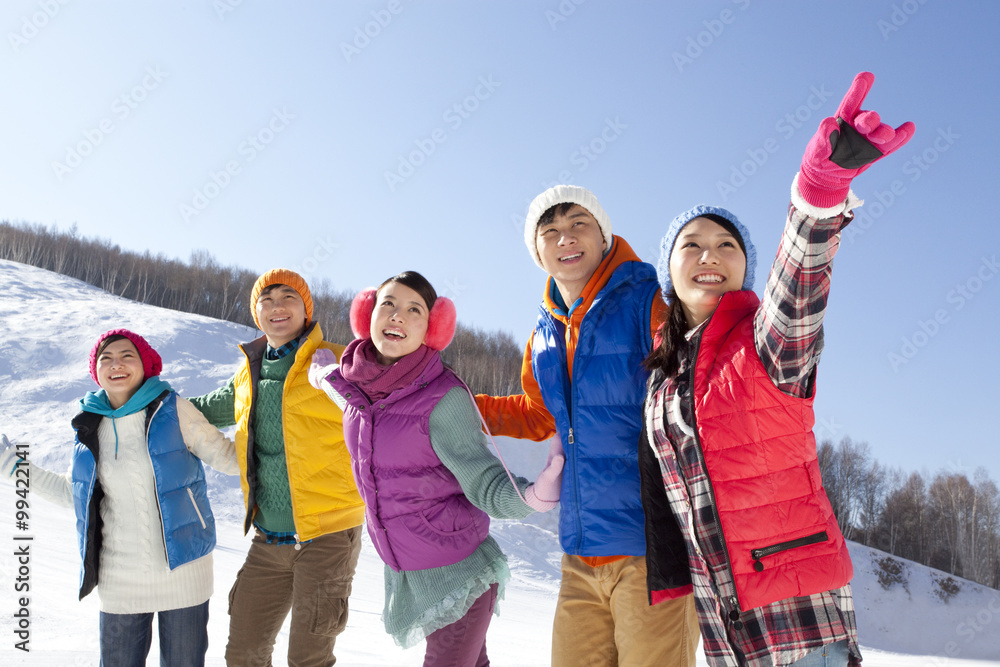 滑雪场快乐的年轻人