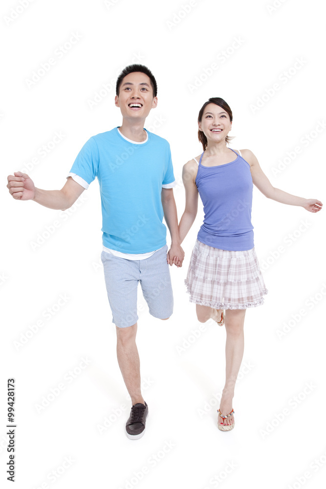 幸福的年轻情侣携手奔跑