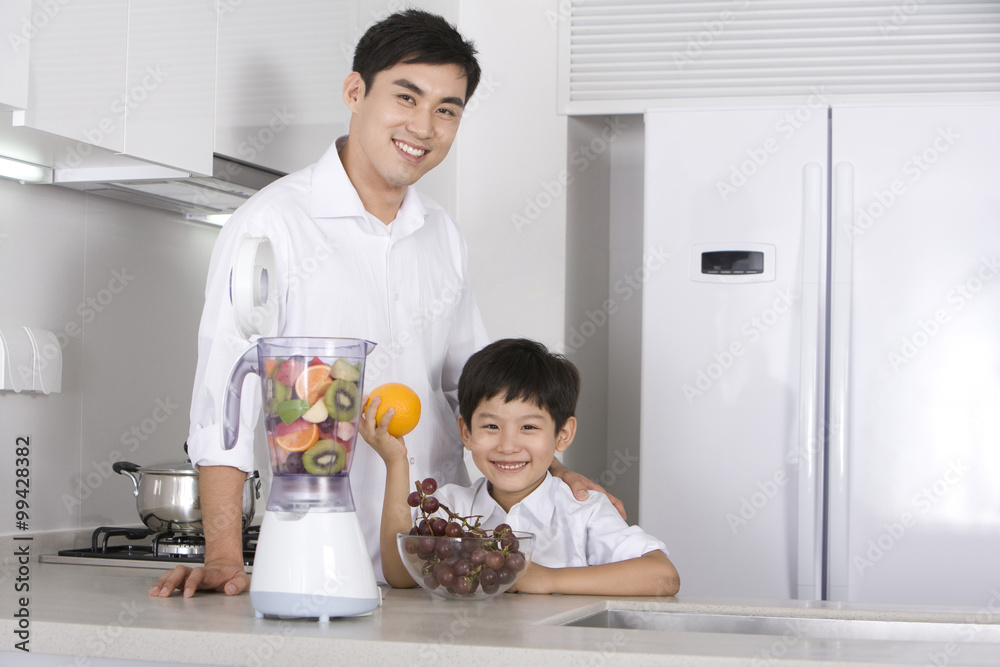 父亲和儿子在厨房里制作新鲜果汁