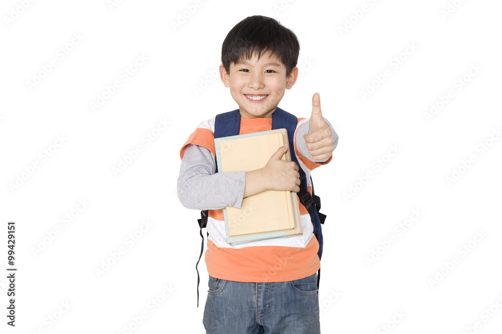 一个小男孩拿着书竖起大拇指
