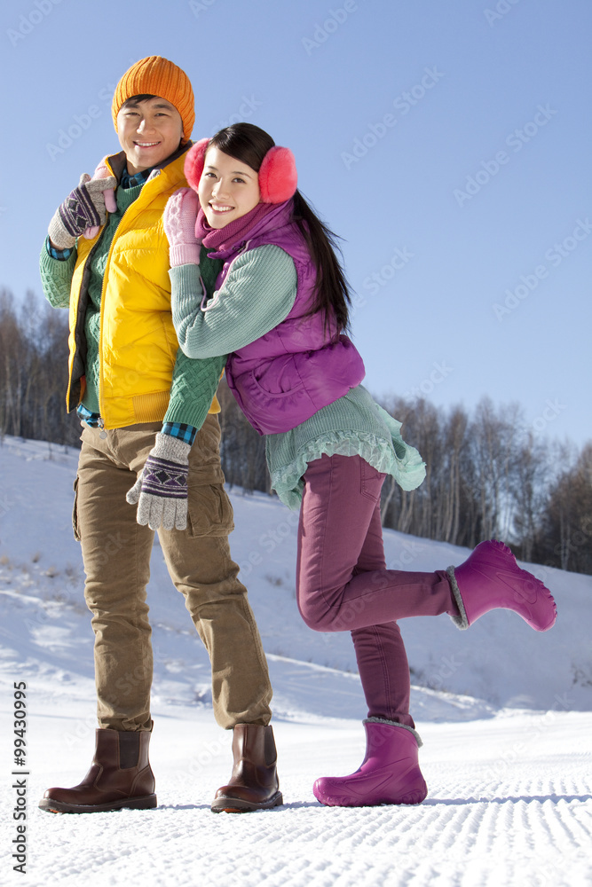 滑雪场快乐的年轻情侣