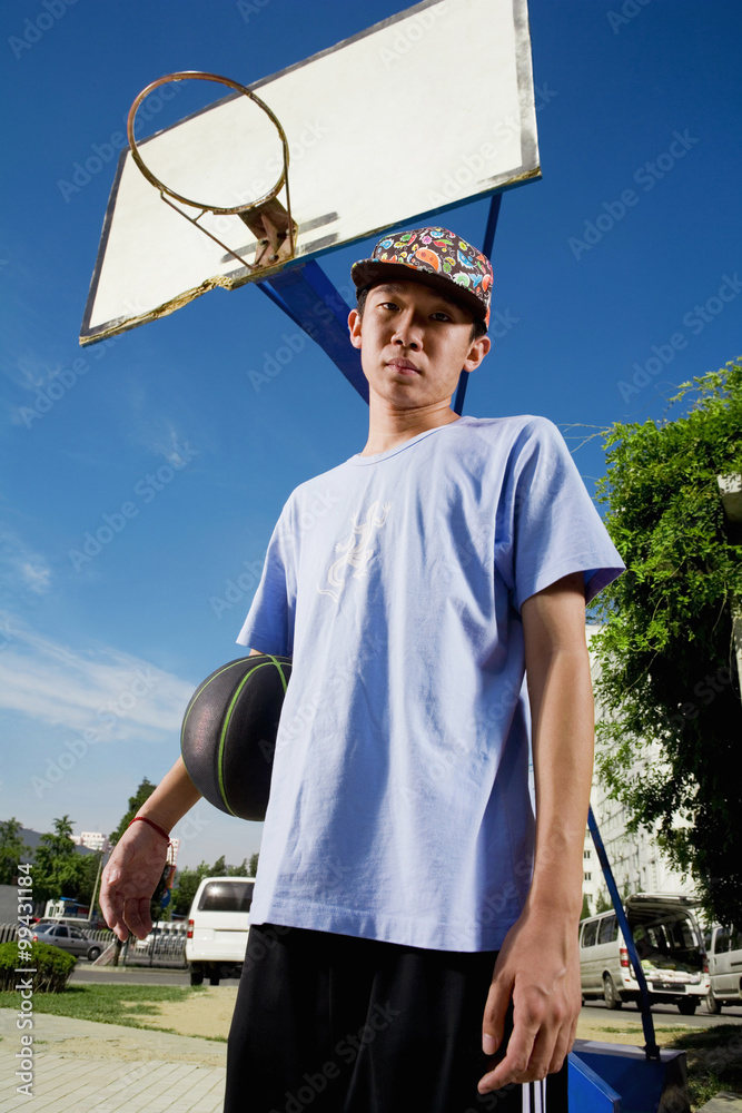 公园里带着篮球的青少年男孩