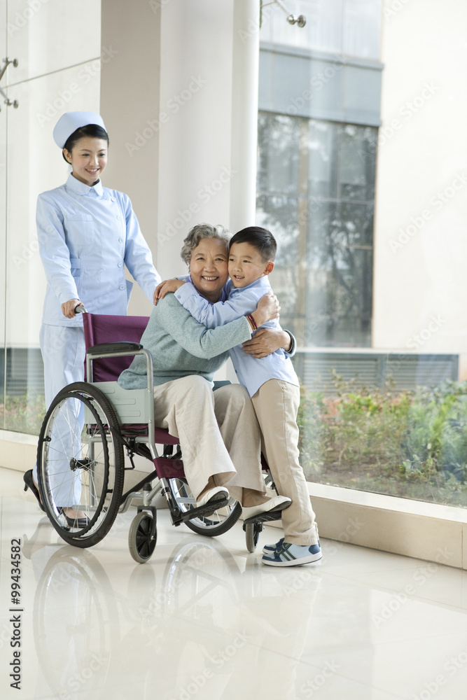 孙子坐在轮椅上拥抱奶奶