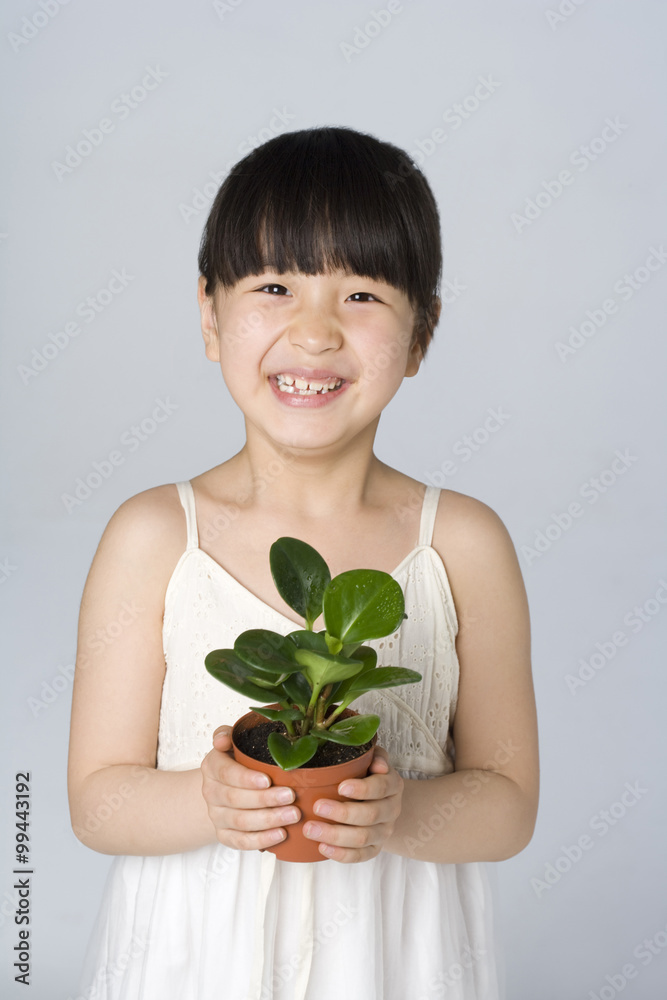 抱着植物的小女孩