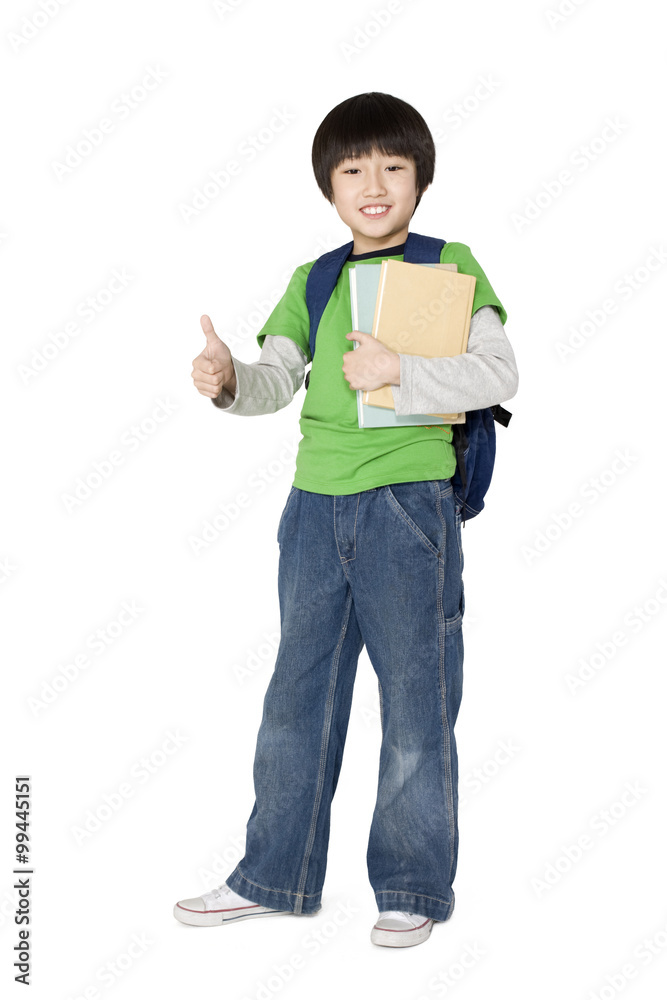 一个小男孩拿着书竖起大拇指