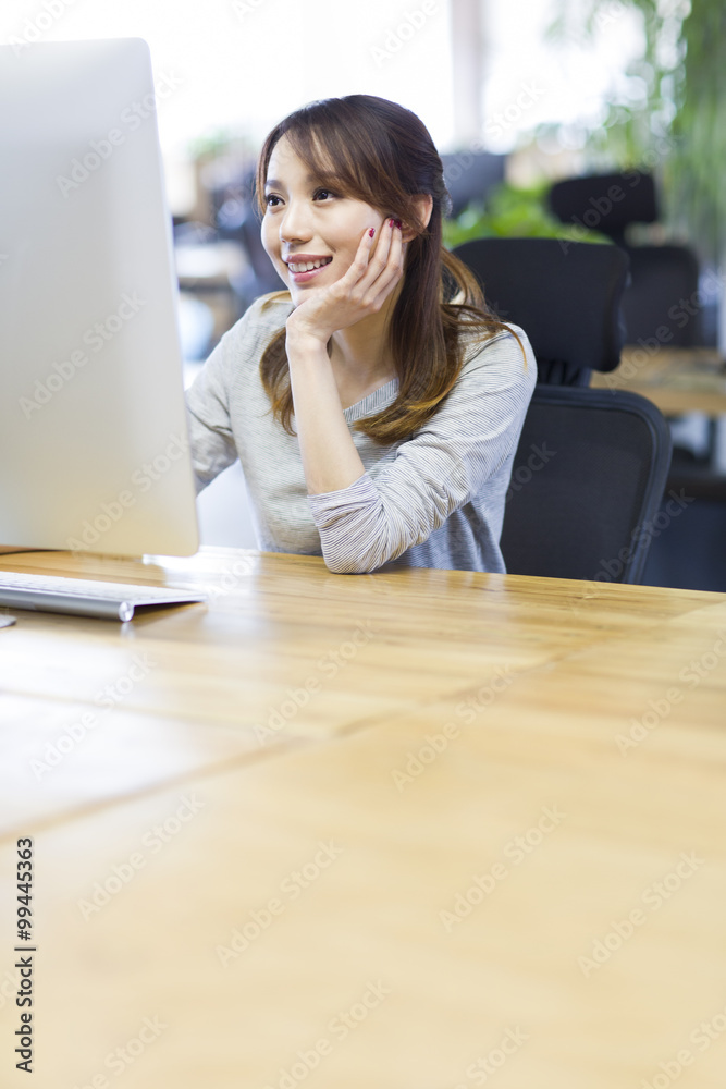 年轻女性在办公室使用电脑