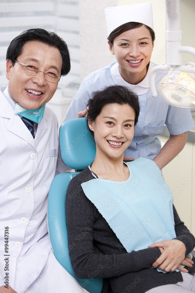 在牙科诊所接受治疗的患者