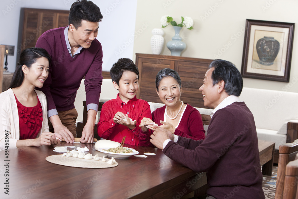 春节快乐一家人包粽子