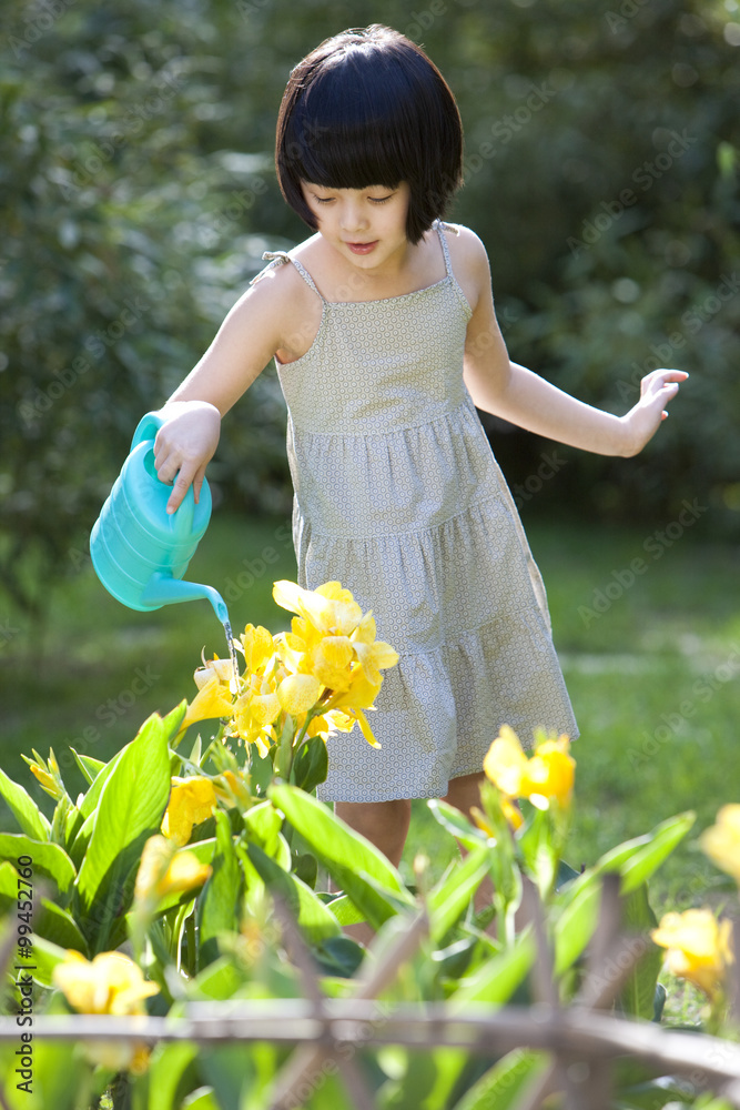 小女孩在花园里浇水