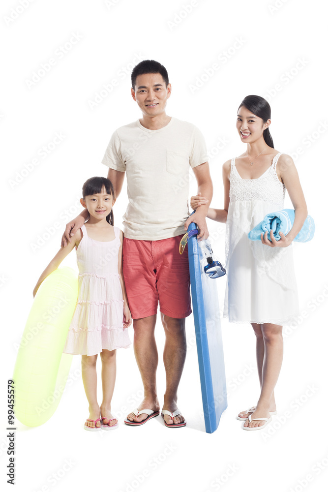 快乐的一家人准备去海滩旅行